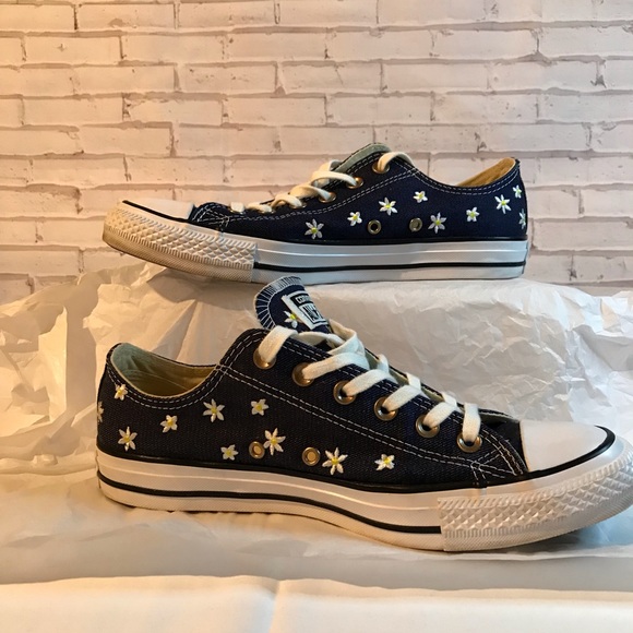 Converse Shoes - 💥RARE! LIKE NEW CONVERSE CHUCK TAYLOR ALL STARS IN BLUE W DAISY STITCHED